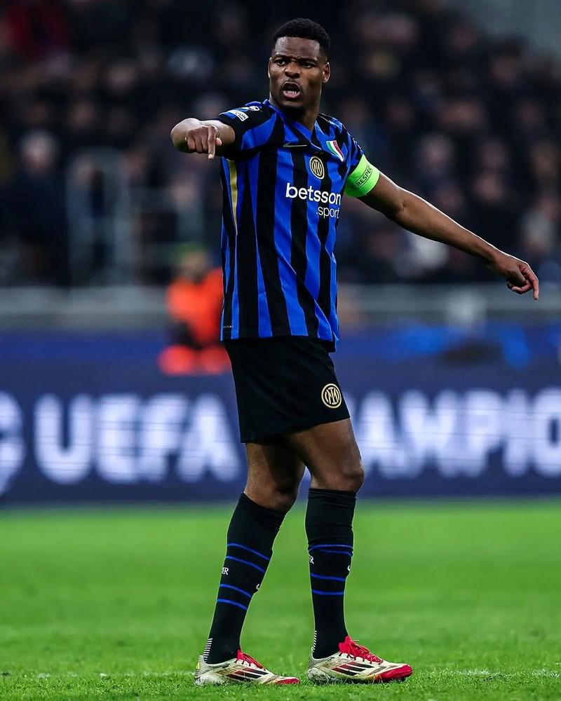 伯纳乌变装，现代化球场伯纳乌＂秒变＂橄榄球比赛场地