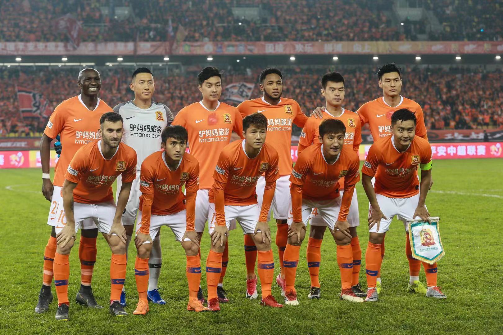 篮球火箭球队训练营气氛积极