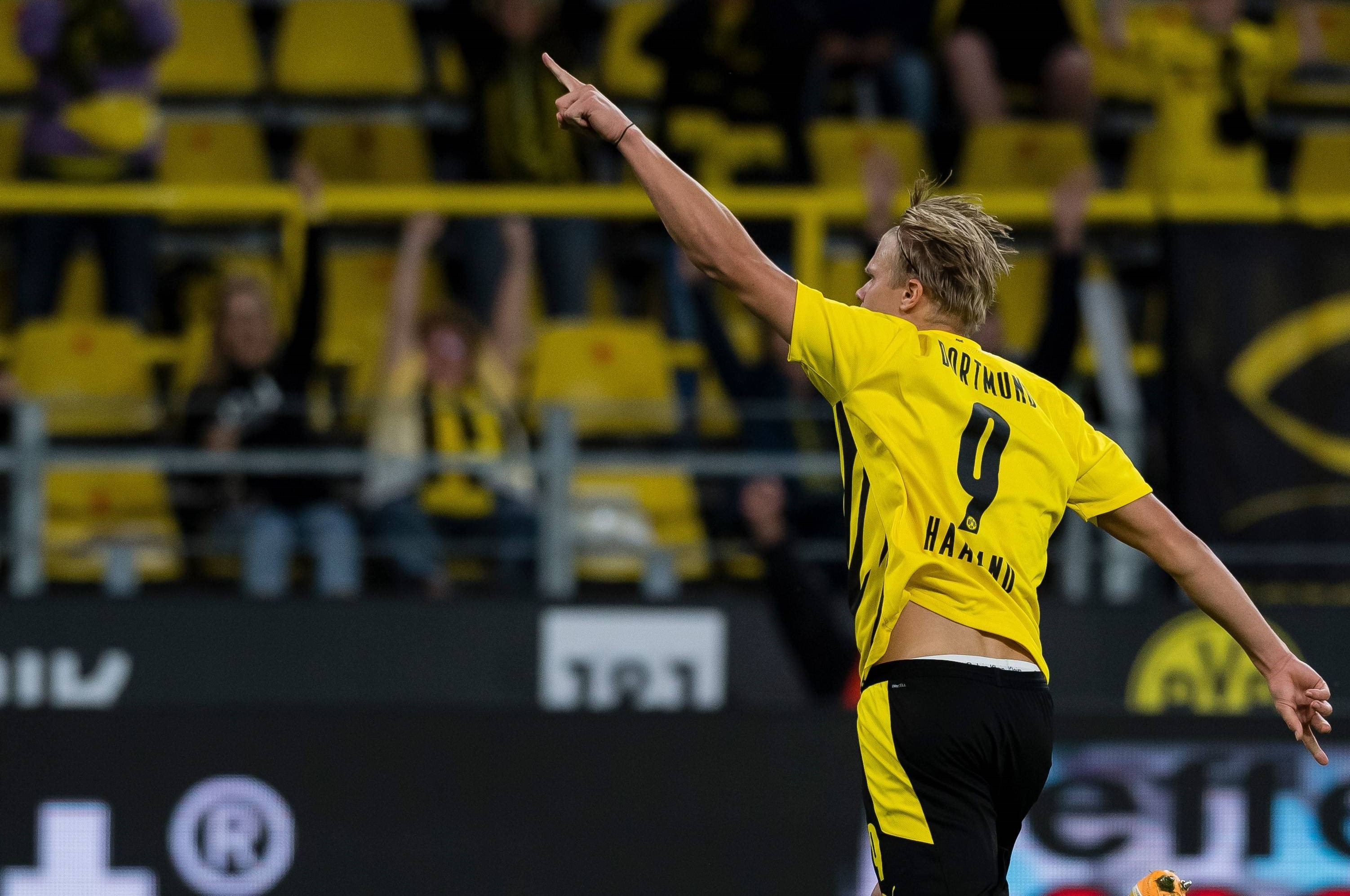 詹姆斯高空接力扣篮，点燃全场