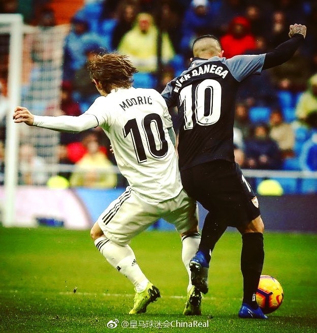 中超赛场争议判罚：VAR判罚引发热议,（中超再起争议：VAR判决掀起热议）