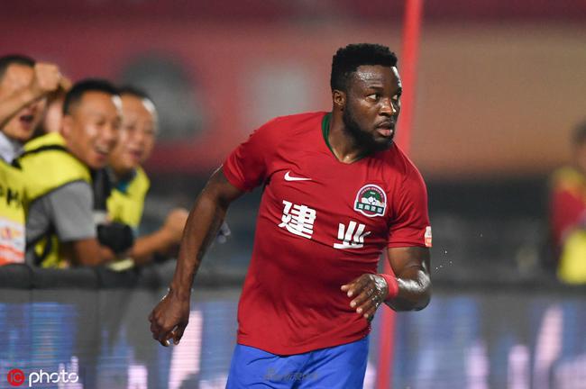 TA：范德芬的速度和力量令人难以置信；西蒙斯表现堪称完美