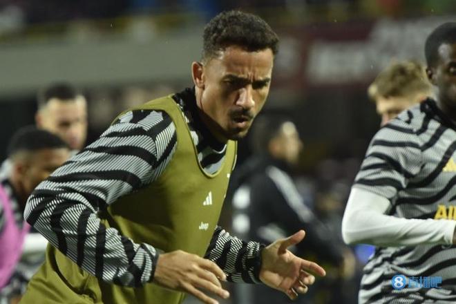 官方：温特图尔8人感染传染病缺席，本轮对阵锡永比赛推迟（官方通报：温特图尔8人因传染病缺阵，本轮对锡永的比赛延期）