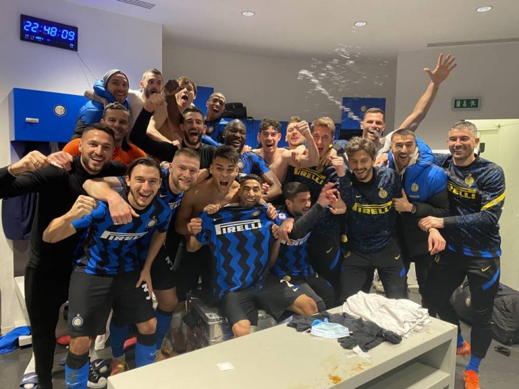 皇马在国家德比后失利，阿隆索面临下课危机，巴萨趁机领跑，西甲争冠形势严峻。（皇马德比败北阿隆索帅位告急，巴萨趁势领跑，西甲争冠白热化）