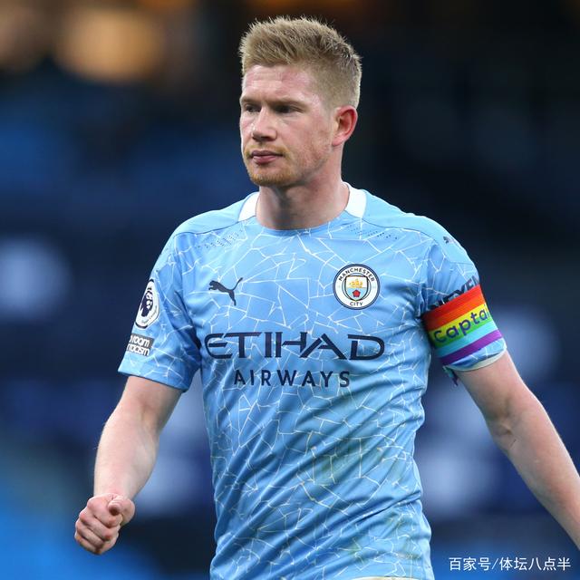 梦幻联动！T1四人组造访拜仁主场，领取印有自己名字的拜仁队服